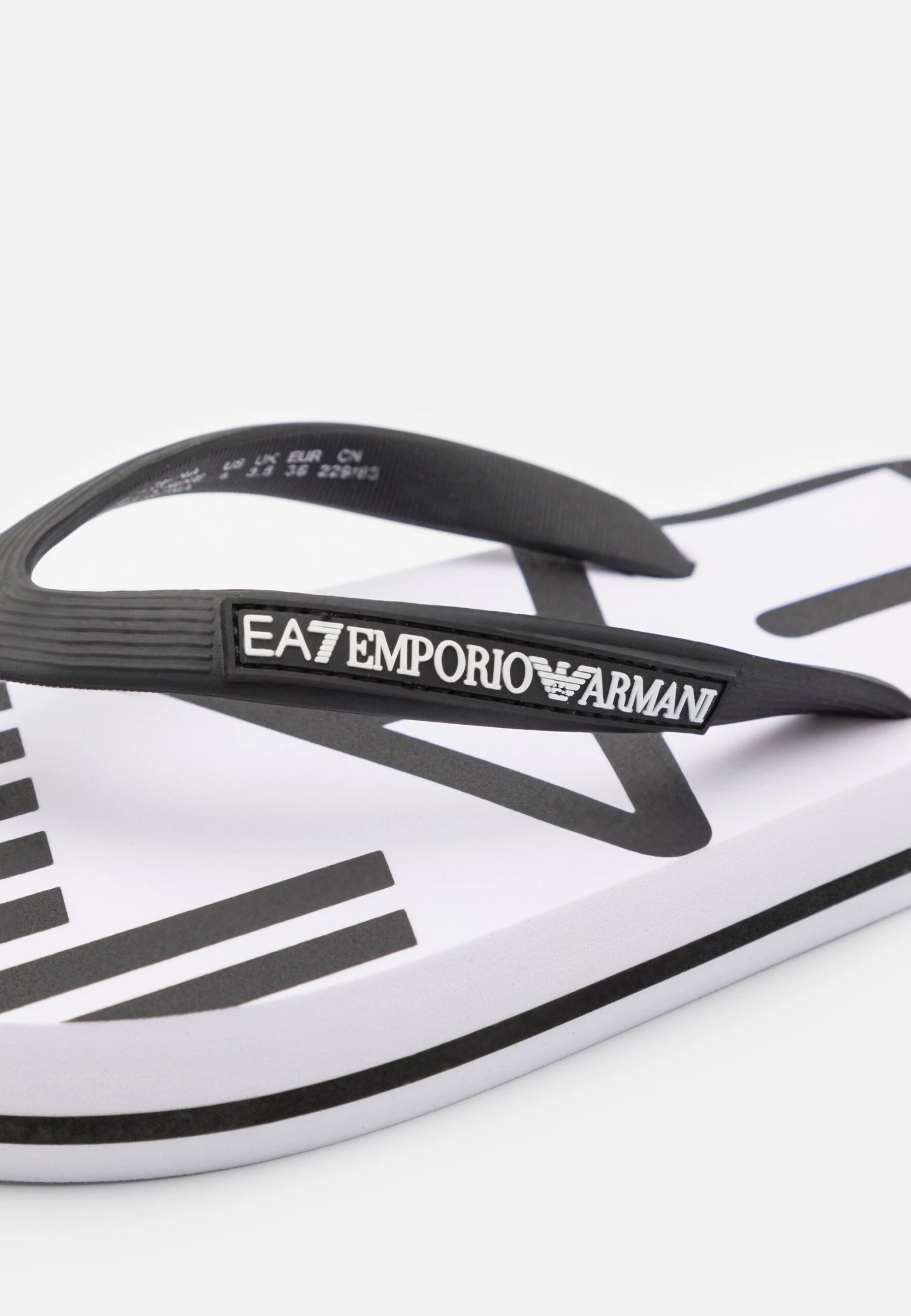 EA7 Emporio Armani Water Sports Oversize Logo Unisex - Sandalias De Dedo - White/Black 6 EA7 Emporio Armani Water Sports Oversize Logo Unisex - Sandalias De Dedo - White/Black - Imagen 6